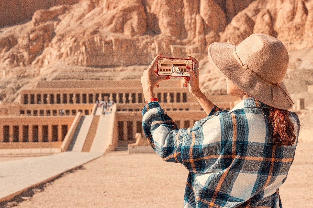 Turistické fotografování chrámu Hatšepsut s chytrým telefonem v Luxoru, Egypt.