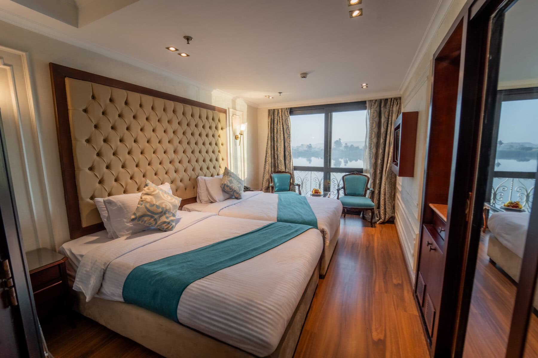 Cabina deluxe con due letti singoli a bordo di una crociera sul Nilo.