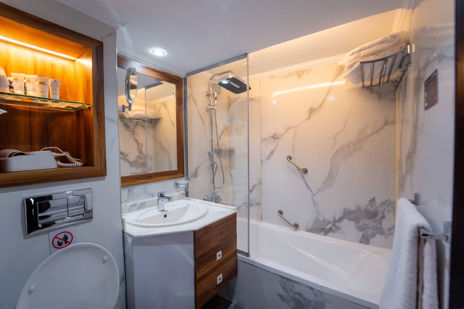 Bagno nella cabina della nave da crociera