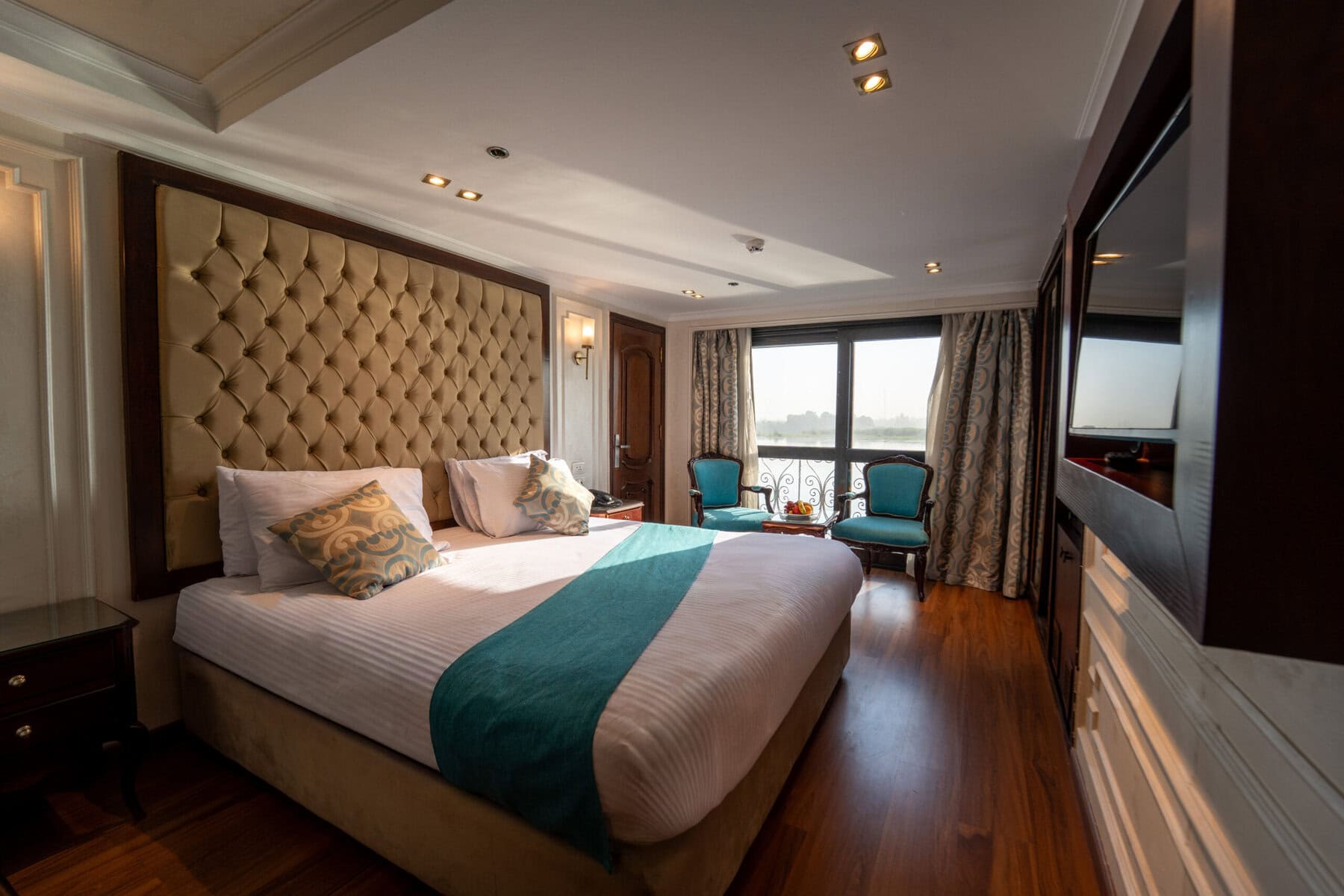 Cabina deluxe con letto king-size a bordo di una crociera sul Nilo.