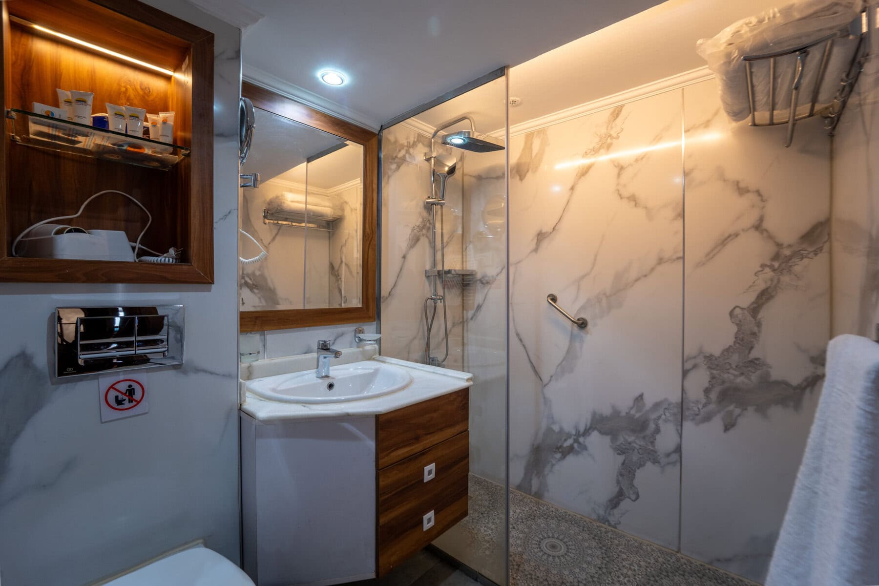 Bagno nella cabina della nave da crociera