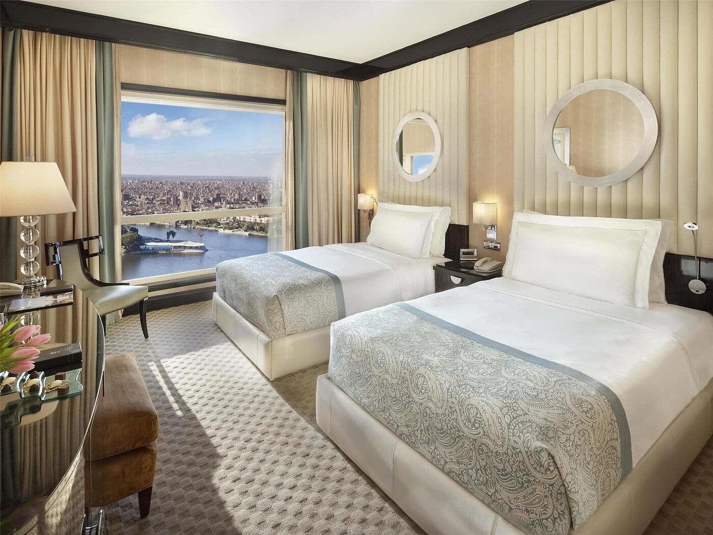Camera deluxe con vista completa sul Nilo al Fairmont Cairo.