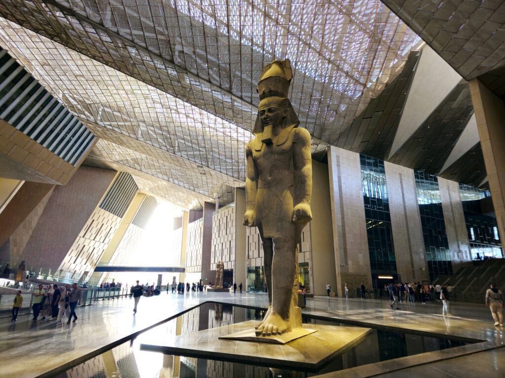 Ramses II kuju Gizas, Egiptuses