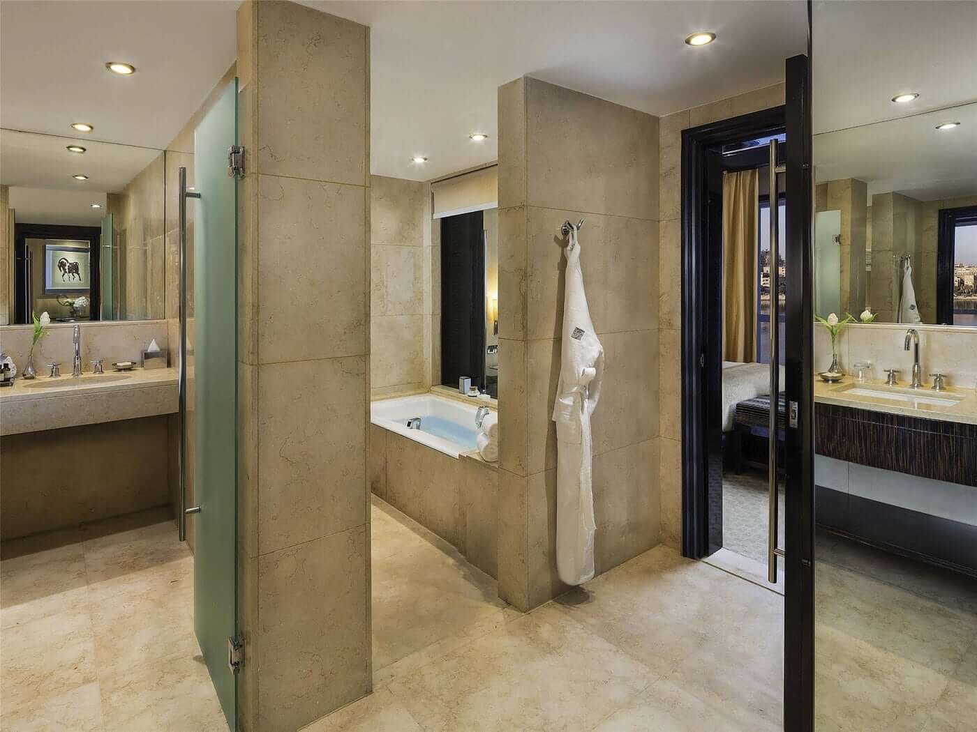 Bagno nella suite del Fairmont Nile City Cairo.