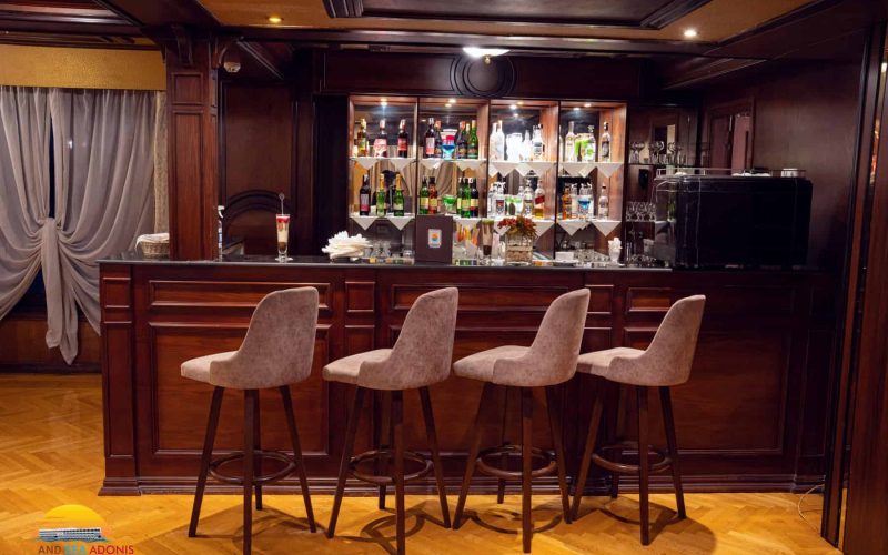 Bar-salon à bord du M/S City and Sea Adonis