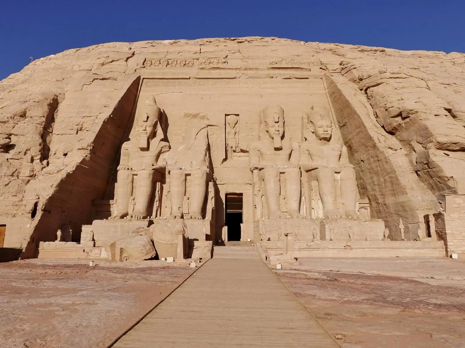 Großer Tempel von Ramses II., kolossale Statuen in Abu Simbel