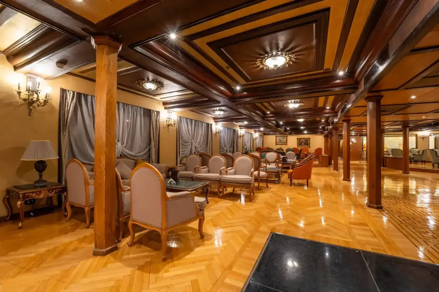 Bar-salon à bord d'un bateau de croisière sur le Nil